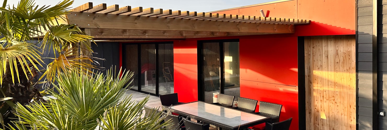 constructeur maison moderne ossature bois bardage rouge royan